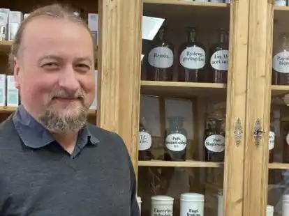 Apotheker Dr. Rolf Bruns bietet seit Juni von der Krankenkasse abrechenbare Dienstleistungen f&uuml;r bestimmte Patienten an.
