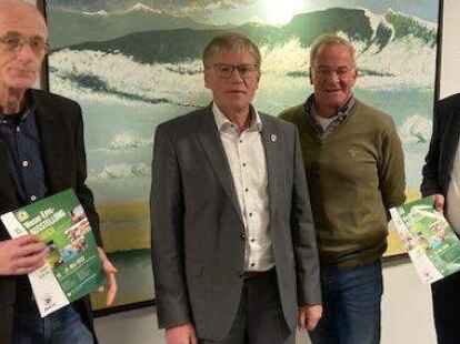 Stellten das Programm der Weser-Ems-Ausstellung vor: Norbert Schute-L&uuml;bken (links) und Martin Vorwerk (rechts) von der Firma Haug mit Aurichs B&uuml;rgermeister Horst Feddermann (2.v.l.) und Stadtsprecher Johann Stromann.