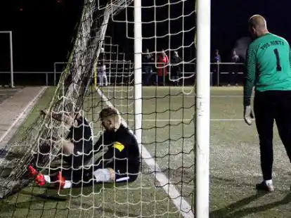 Tor Nummer acht: Zwei Hinteraner Verteidiger liegen im eigenen Tor, nachdem beide bei einem Torabschluss der G&auml;ste kl&auml;ren wollten und in die Maschen gerutscht sind. Rechts Keeper Daniel Dietrich.