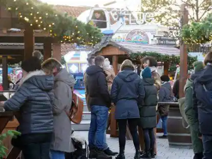 Gro&szlig; und Klein kommen beim Winterzauber in Hude in vorweihnachtliche Stimmung.