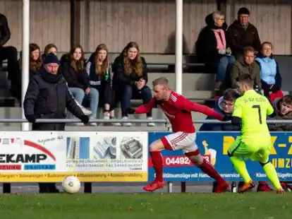 Nicht oft genug konnte der FC Sedelsberg (in Rot-Wei&szlig;) vor eigener Kulisse die DJK Elsten stehen lassen.