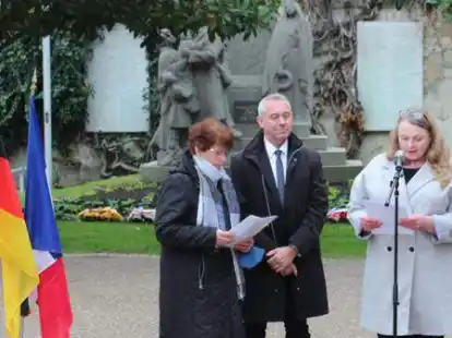Edith Zurhold-Duvieuxbourg, Joachim Moyse und Claudia Kimmel (von links) bei der Gedenkfeier zum Ende des 1. Weltkrieges