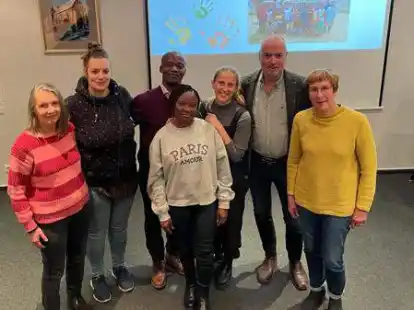 Freuen sich &uuml;ber eine gro&szlig;e Spendenbereitschaft f&uuml;r das Kinderhaus Frieda (von links): Treeske B&auml;ttig-Hoss, Nora Hoss, Dosseh Dogbo, Pascaline Dogbo, Clara Padis, Hans-Ulrich Hoss und Jutta Hartrampf.