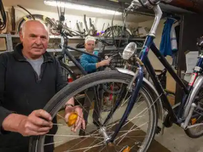 Die Ehrenamtlichen der Initiative &bdquo;Fahrr&auml;der f&uuml;r Fl&uuml;chtlinge&ldquo;, hier Thomas Meyer (links) und Thorsten Strau&szlig;, brauchen Nachschub: Vor allem gespendete Damen sowie Kinder- und Jugendr&auml;der werden ben&ouml;tigt.