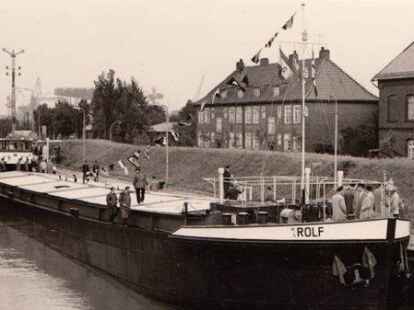 Schiff der Elbia-Flotte: Das bei Cassens gebaute Gro&szlig;motorg&uuml;terschiff &bdquo;Rolf&ldquo; auf seiner Jungfernfahrt am 12. August 1958 in der Nesserlander Schleuse. August Dr&ouml;ge ist mit an Bord.
