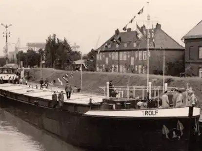 Schiff der Elbia-Flotte: Das bei Cassens gebaute Gro&szlig;motorg&uuml;terschiff &bdquo;Rolf&ldquo; auf seiner Jungfernfahrt am 12. August 1958 in der Nesserlander Schleuse. August Dr&ouml;ge ist mit an Bord.