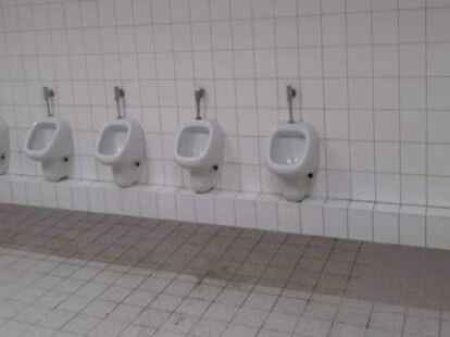 Fr&uuml;her kein Problem: Offene Urinale auf dem Jungen-Klo.