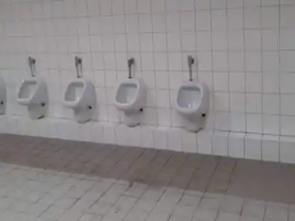Fr&uuml;her kein Problem: Offene Urinale auf dem Jungen-Klo.