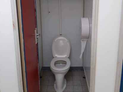 Trotz alter Seilzug-Sp&uuml;lung wird hier die Privatsph&auml;re gewahrt: Blick in die Kabinen-Toiletten, die es im Jungen-Bereich ebenfalls gibt.