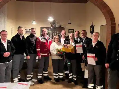 Seit langem im DRK-Ortsverein aktiv und deshalb jetzt geehrt: Werner Spannhoff (scheidender Bereitschaftsleiter); Keno Janssen-Spannhoff (10 Jahre); Julian Weets (20 Jahre); Stephan Oelrichs (20 Jahre); Doris Bauer (40 Jahre); Thorsten Wallerstein (30 Jahre); Hans R&uuml;st (50 Jahre); Stefan Brinkmann (35 Jahre); Rainer Spannhoff (40 Jahre); Berendine Battermann (35 Jahre); Timo Fokken (Kreis-Bereitschaftsleiter). Es fehlt Marion Oelrichs-Brinkmann (35 Jahre).