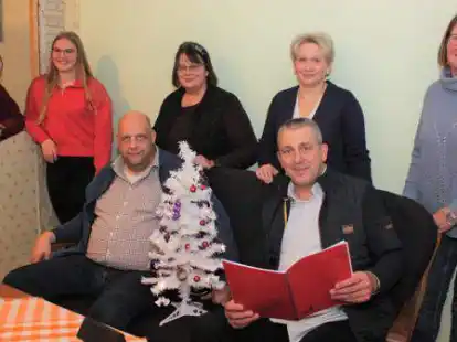 Die Laiendarsteller der Theatergruppe des Ortsb&uuml;rgervereins Tange freuen sich schon darauf, das neue St&uuml;ck &bdquo;Och du Fr&ouml;hliche&ldquo; auf die B&uuml;hne zu bringen (hinten, v.l.): Renate van R&uuml;schen, Carmen Kraftberger,  Carola Thiede, Edith Wiemkes, Monika Fechts; (vorne, v.l.): Ralf Hasselder, Torsten Taute. Es fehlen Julian Wemmje   und Egon Frers.