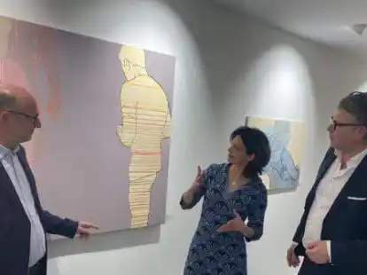 K&uuml;nstlerin Julia Siegmund mit Kunsthistoriker Dr. Martin Feltes (links) und Hausherr Frank Hanneken.