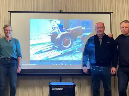 Thorsten Gerken, D&ouml;rte Tabken, Uwe Karger und Uwe Lohm&uuml;ller (von links), kommentierten als &bdquo;Zeitzeugen&ldquo; die alten Filmaufnahmen der Landjugend Moorriem.