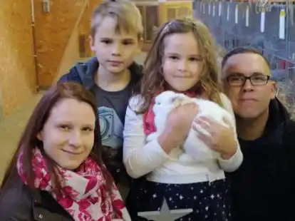 Johanna Loga (7) freut sich mit ihrer Familie &uuml;ber die Pr&auml;mierungen ihrer Kaninchen. Sie z&uuml;chtet seit zwei Jahren Hermelinkaninchen und Rote Neuseel&auml;nder.