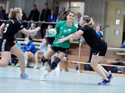 Elisa Fangmann (gr&uuml;nes Trikot) legte mit dem SV H&ouml;ltinghausen (hier, eine Szene aus dem Spiel gegen die TSG Burg Gretesch) am Sonntag gegen die Spielvereinigung Brandlecht-Hestrup einen starken Auftritt hin.