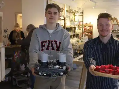 Joost Haschen (links) und Ren&eacute; Papke verkaufen Kerzen im GPS-Laden in Varels Innenstadt.