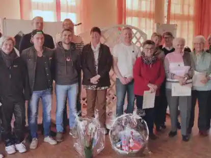 Treue Mitglieder: Die geehrten Frisianer mit J&ouml;rg Bu&szlig;, dem 1. Vorsitzenden (5. von links).