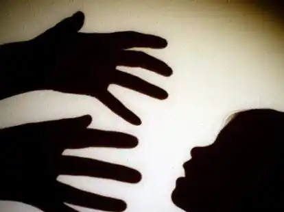 Gewalt an M&auml;dchen und Frauen wie auf diesem Symbolbild kommt immer wieder vor. In Westerstede soll ein Zeichen dagegen gesetzt werden.