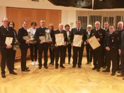F&uuml;r 25, 40, 50 und 70 Jahre Mitgliedschaft in der Feuerwehr Garrel ehrten B&uuml;rgermeister Thomas H&ouml;ffmann (r.), Ingo Alberding (stellvertretender Gemeindebrandemeister, Dritter v.r.), und Kreisbrandmeister Arno Rauer (Vierter v.r.) die Mitglieder.