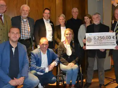 Freuen sich &uuml;ber die Spende f&uuml;r den F&ouml;rderverein Behindertensport Wilhelmshaven-Friesland: (vorne von links) Konstantin Pawils, Martin Schadewald, Kirsten Bruhn, (hinten von links) Christian Fuchs, Heinz Lowack, Carsten Jahnke, Christina Bruness, J&uuml;rgen Willms, Katrin Greve, Martin Krebs und Helmut M&ouml;hle.