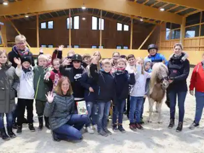 Viel Spa&szlig; hatten die Sch&uuml;lerinnen und Sch&uuml;ler der Grundschule Scharrel beim Besuch auf der Reit- und Freizeitanlage &bdquo;Landidyll&ldquo; in Scharrel.