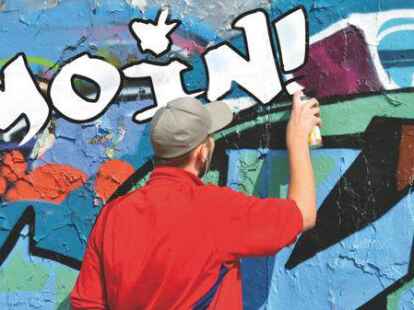Fehlendes Bewusstsein fürs Plattdeutsch? Ein Graffiti-Künstler schreibt „Moin“ an eine Wand.