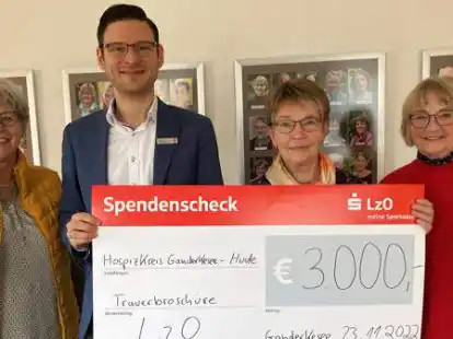 Einen Scheck &uuml;ber 3000 Euro &uuml;bergab Stefan Kemper, Leiter der LzO-Filiale Hude, an Linda Bahr (links), Annegret Wachsmann und Annegret Ullmann (rechts).