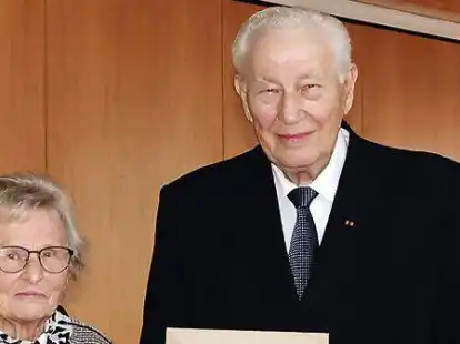 Verstarb im Alter von 88 Jahren: Conrad &bdquo;Kurt&ldquo; Niemeyer, hier bei der offiziellen Verleihung der Ehrenb&uuml;rgerw&uuml;rde der Gemeinde Saterland im Oktober 2020 mit seiner Ehefrau  Elisabeth.