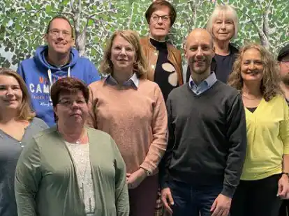 Freuen sich schon auf die n&auml;chste Spielzeit: Die Mitglieder der Friedrichsfehner Speelkoppel (von links) Margrit Lehnen, Sarah Wilpert, Torsten B&ouml;lts, B&auml;rbel Hilmann, Andrea Spiekermann, Rena Seeger, Holger Spreu, Johanne Meyer, Christiane Lampe, Andreas Pargmann. Es fehlen Kathrin Foht und Christoph Schildmann.