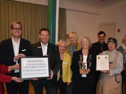 Die Verleihung der Goldenen Krabbe: (von links) Arbeitskreisleiterin Martina Geberzahn, Landrat Stephan Siefken, B&uuml;rgermeister Axel Linneweber, die Arbeitskreismitglieder Ursel L&ouml;ffler, Ursel Koop, Preistr&auml;gerin Renate Knauel, Stefan Moosdorf, Annegret Martens (als Fischersfrau), Ina Korter und Friederike Ehn (Museumsleitung)