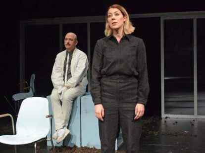 Stefan Faupel und Hannah Sieh verk&ouml;rpern den Anwalt Heinrich Kramer und die Systemkritikerin Mia Holl in dem Theaterst&uuml;ck &bdquo;Corpus Delicti&ldquo;.