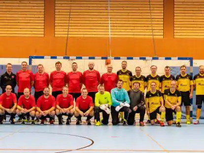 Die Endspiel-Protagonisten unter sich: die Spielgemeinschaft Winkum/Wachtum und der sp&auml;tere Hallenkreismeister VfL L&ouml;ningen.