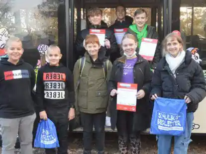 Engagieren sich k&uuml;nftig als Schulbusbegleiter an der Oberschule Bookholzberg: (vorne von links) Hendrik Hucht, Lukas Mowitz, Kai Ole Droste, Zoe Becker und Yakira Leppert sowie (hinten von links) Myron Martins, Niklas Voigt und Thorge Schr&ouml;der. Es fehlen: Florian Stoessel und Nadzeya Minich.
