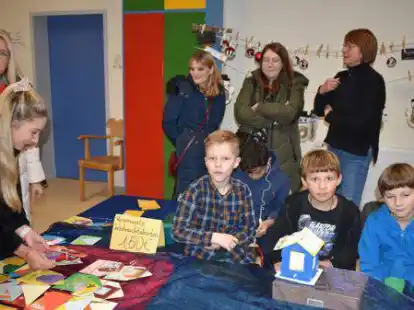 Auch Schulkinder boten Selbstgemachtes beim Winterbasar der Grundschule in Burhave an.
