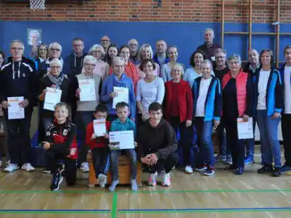 Herzlichen Gl&uuml;ckwunsch: Diese Sportskanonen erf&uuml;llten in diesem Jahr beim Hammelwarder Turnverein die Vorgaben f&uuml;r das Sportabzeichen.
