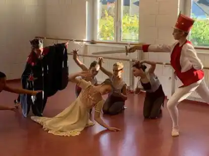 Eine gestellte Szene aus Tschaikowskis &bdquo;Der Nussknacker&ldquo;: Die Ballettsch&uuml;lerinnen von Tatjana Schmidt zeigen das M&auml;rchen-Ballett am 2. Adventwochenende im Dannhalm-Theater.