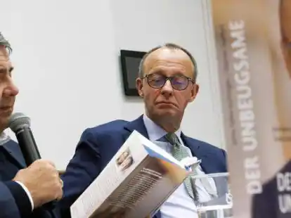 Ex-SPD-Chef Sigmar Gabriel (links) stellt das Buch &bdquo;Der Unbeugsame&ldquo; &uuml;ber CDU-Chef Friedrich Merz vor.