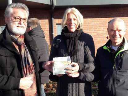 Die Vorsitzende des F&ouml;rdervereins &bdquo;Hospiz am Meer&ldquo; , Miriam Glave, bekam von Uwe Vinke (links) und Johannes Schinnen die letzte Rate einer Gesamtspende von 22.526 Euro im Schatzk&auml;stchen &uuml;berreicht. Das Geld stammt aus der Hilfsaktion des SoVD Norden zur neuen Grundsteuer.