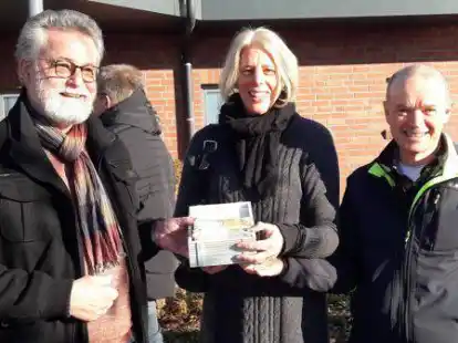 Die Vorsitzende des F&ouml;rdervereins &bdquo;Hospiz am Meer&ldquo; , Miriam Glave, bekam von Uwe Vinke (links) und Johannes Schinnen die letzte Rate einer Gesamtspende von 22.526 Euro im Schatzk&auml;stchen &uuml;berreicht. Das Geld stammt aus der Hilfsaktion des SoVD Norden zur neuen Grundsteuer.
