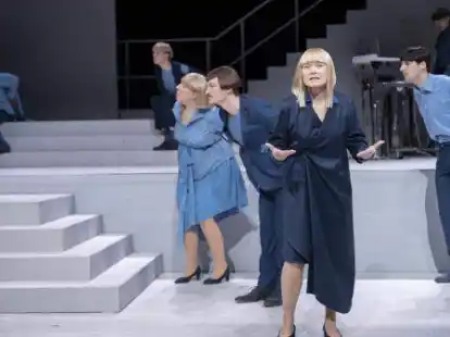 In unterschiedlichen Stimmen sucht das von einem Musiker unterst&uuml;tzte Schauspieler-Sextett nach Antworten auf Fragen, die eine alte Gasrechnung aufwirft.