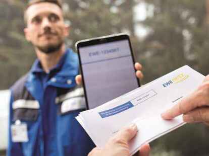 Sicherheitscheck: Auf den Briefen der EWE, die per Einschreiben geschickt werden, ist eine Nummer vermerkt. Bevor der Monteur ins Haus gelassen wird, sollte sie abgeglichen werden.