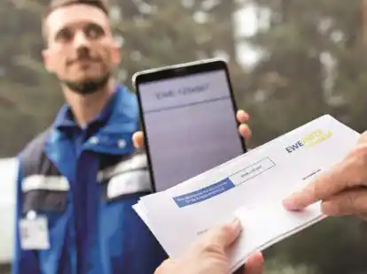 Sicherheitscheck: Auf den Briefen der EWE, die per Einschreiben geschickt werden, ist eine Nummer vermerkt. Bevor der Monteur ins Haus gelassen wird, sollte sie abgeglichen werden.