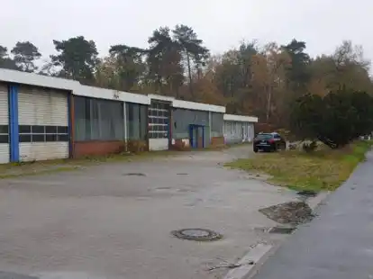 Wird abgerissen: die ehemalige Lkw-Halle an der Sager Stra&szlig;e 4 in Sage.