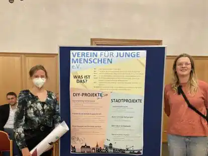 Wissen auch, ihre Projekte zu pr&auml;sentieren: Laura Meiser und Sarah Bokern. Die Studentinnen zeigten im Ratssaal schon mal erste Ideen.