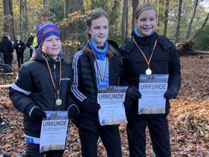 Stolze Teilnehmer vom TuS Zetel an den Kreismeisterschaften im Crosslauf: (von links) Bjarne Gertje, Tjalda Gertje und Emma Janssen