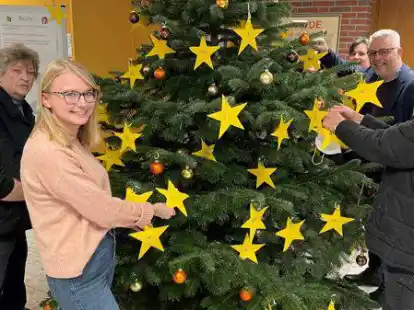 Jeder Stern ein kleiner Weihnachtswunsch: Im Sander Rathaus Foyer steht seit Montag wieder der Wunschbaum.