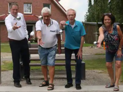 Einen neuen Bouleplatz haben (von links) Sascha Stolorz, Robert Schnieder, Franz-Dieter Brumund und Monika Schnieder getestet.