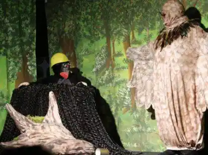 Maulwurf Mauli und Eule Eulalia versuchen im St&uuml;ck der M&auml;rchengruppe Falkenburg, das &bdquo;Geheimnis im Wald&ldquo; zu entr&auml;tseln.