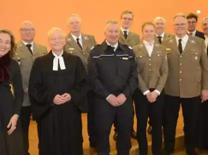 Die F&uuml;hrung der Oldenburger Johanniter-Familie ist komplett (von links): Anja Maud Siegert,  Wilfried Barysch, Pastor Andreas Thibaut, Thomas Lemke, Dr. Thomas Henke, Markus Wedemeyer, Prof. Dr. Marie-Christine Vierbuchen, Stephan Siemer, Lars Johnsen, Dr. J&ouml;rg Siegert und Pastor Dr. Stefan Welz.