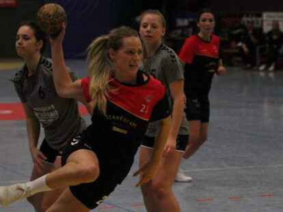 Voll durchgezogen haben die SG-Frauen (schwarz-rote Trikots) gegen die HSG B&uuml;tzfleth/Drochtersen.